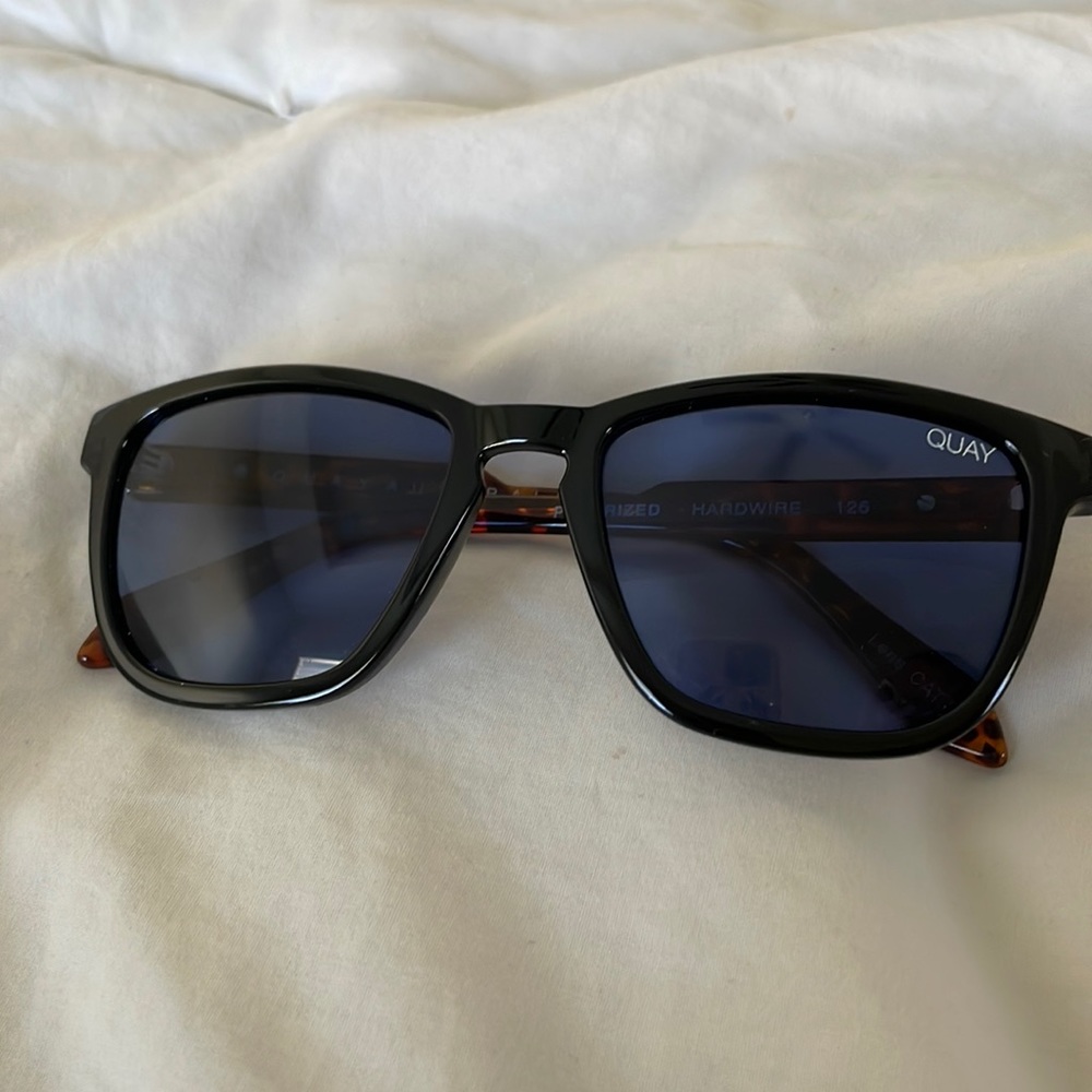 Quay Hardwire Black/Tortoise with blue lenses, polarized